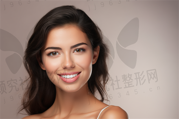 成都美呀皮肤医学美容诊所假体隆胸费用为68000元起，现推出优惠活动，仅需58000元起，助您实现美丽梦想！